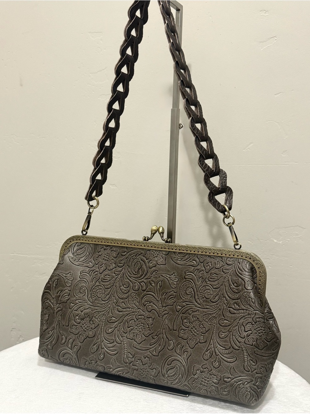 Handsewn Genuine Embossed Leather Retro StyleâKisslockâFrameâBag, Large Size